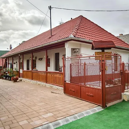 Kek-tura Vendeghaz Guest house